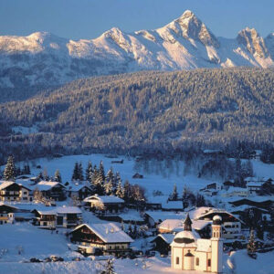 Winterpanorama von Seefeld mit dorf im vordergrund und Bergen im Hintergund.