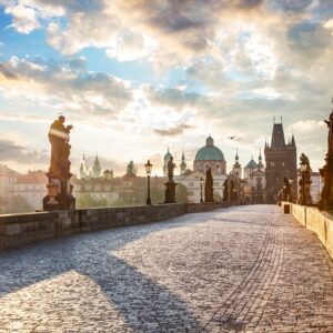 Karlsbrücke in Prag bei Sonnenaufgang mit historischer Stadtkulisse