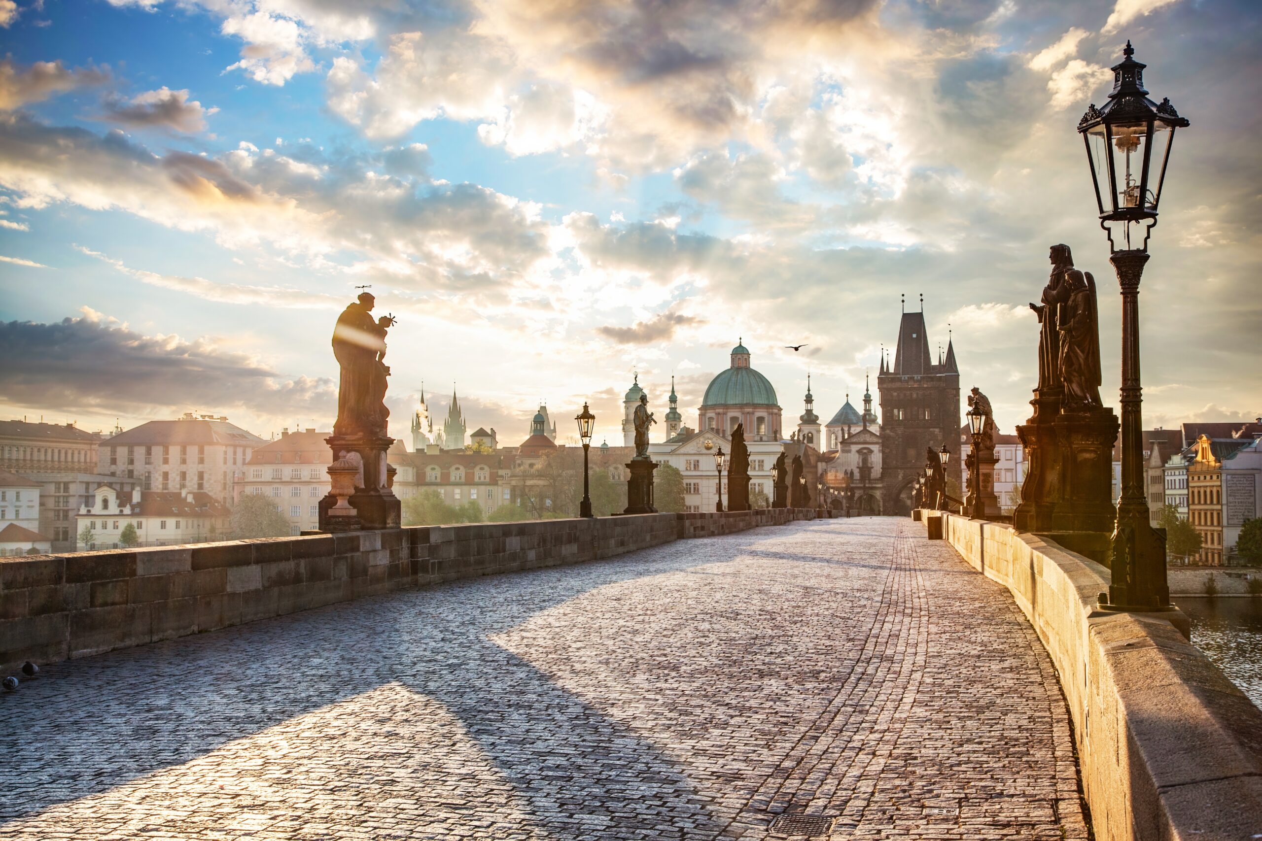Karlsbrücke in Prag bei Sonnenaufgang mit historischer Stadtkulisse
